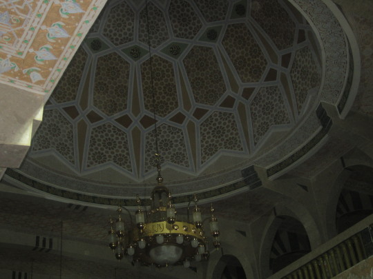 Gamou — inside the dome, chandelier and calligraphy