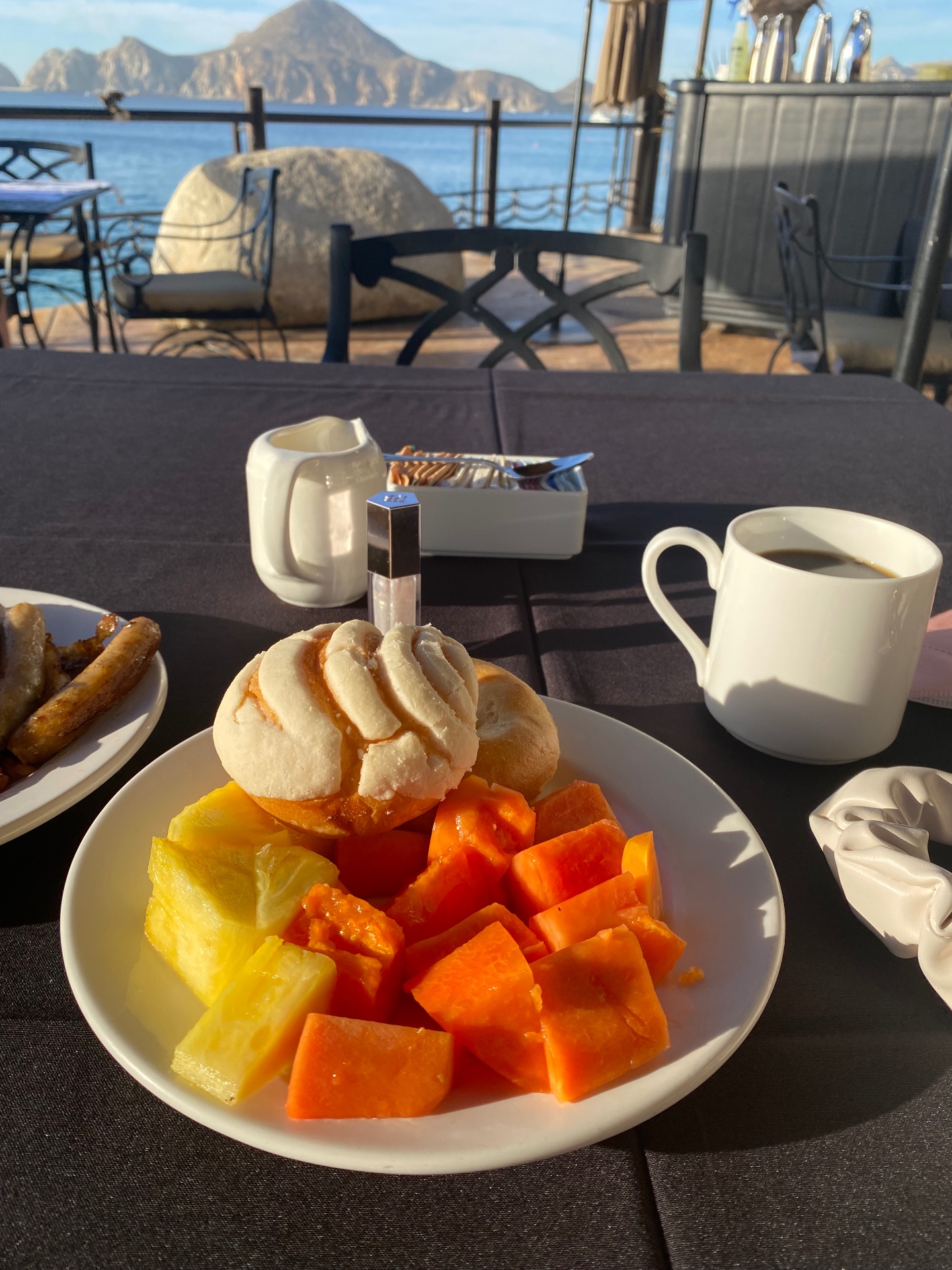 Papaya, pineapple & concha — breakfast by the sea