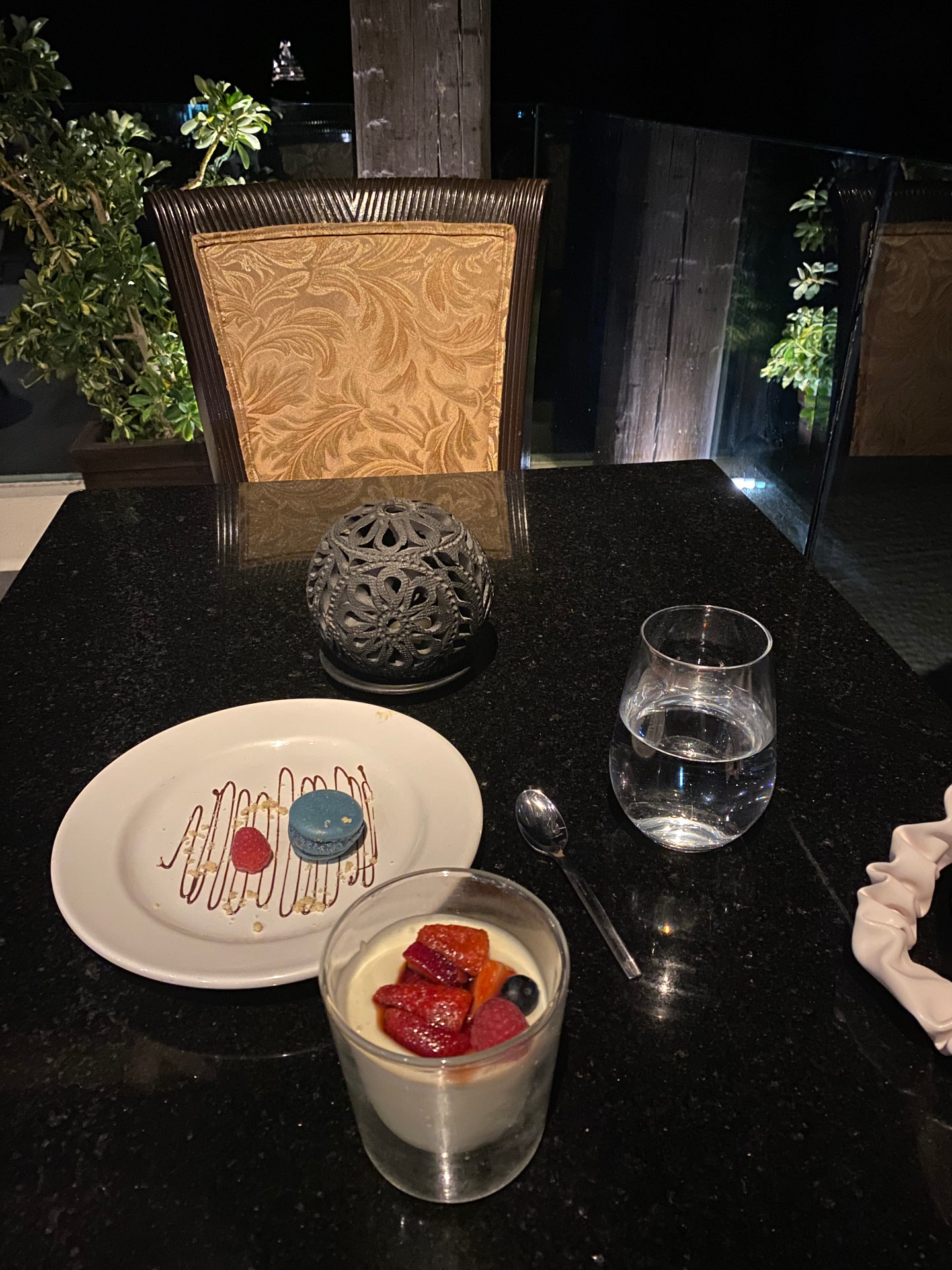 Panna cotta & macaron — dinner under the palms